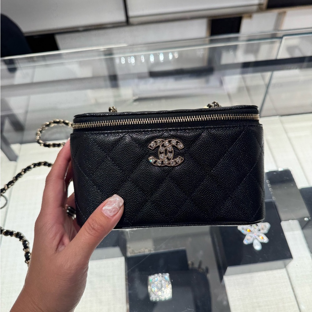 Chanel Crystal Hearts Vanity Case Black Quilted Caviar Leather Bag Gold Hardware - Picture 3 of 3